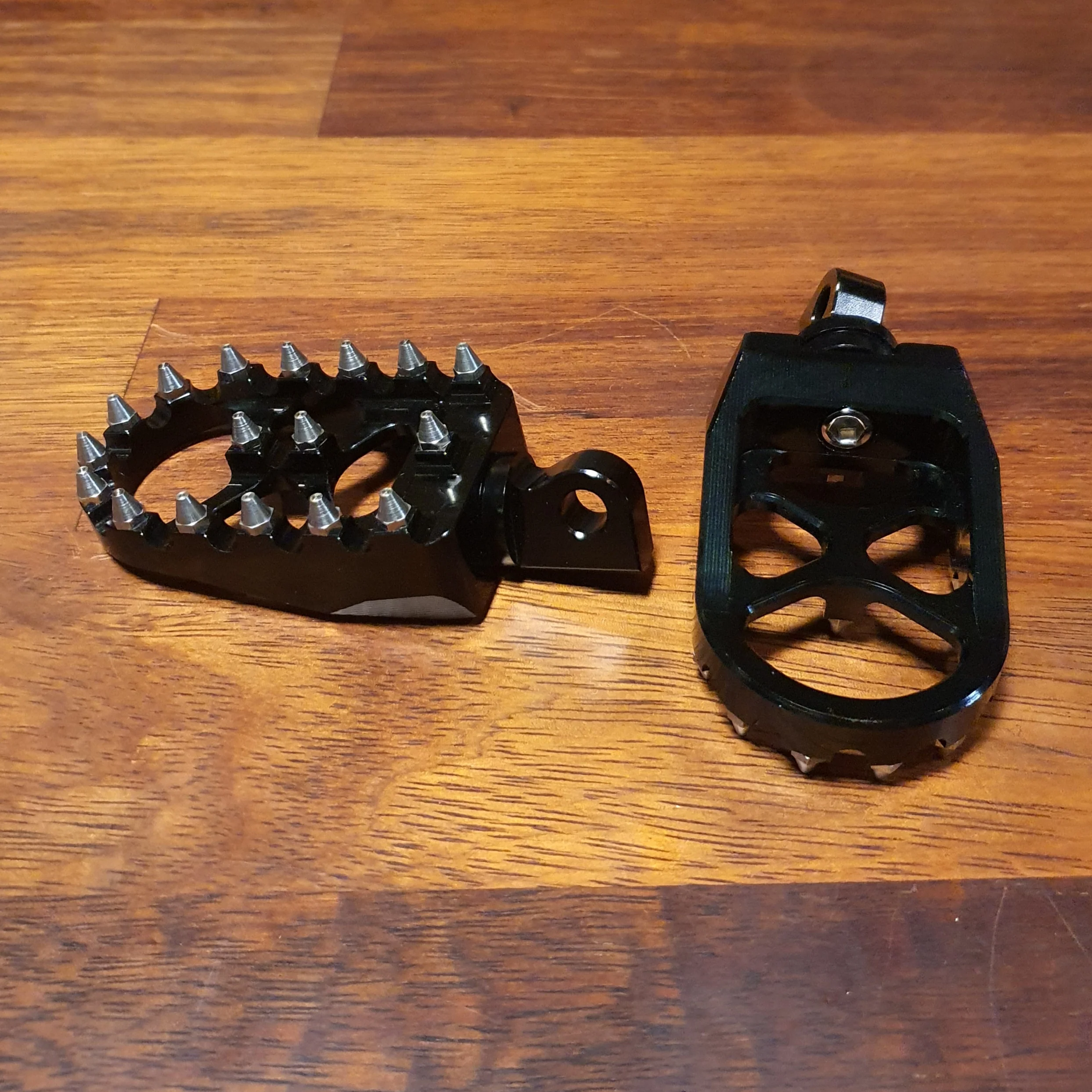 MX Style Front Foot Pegs for H-D - Image 2