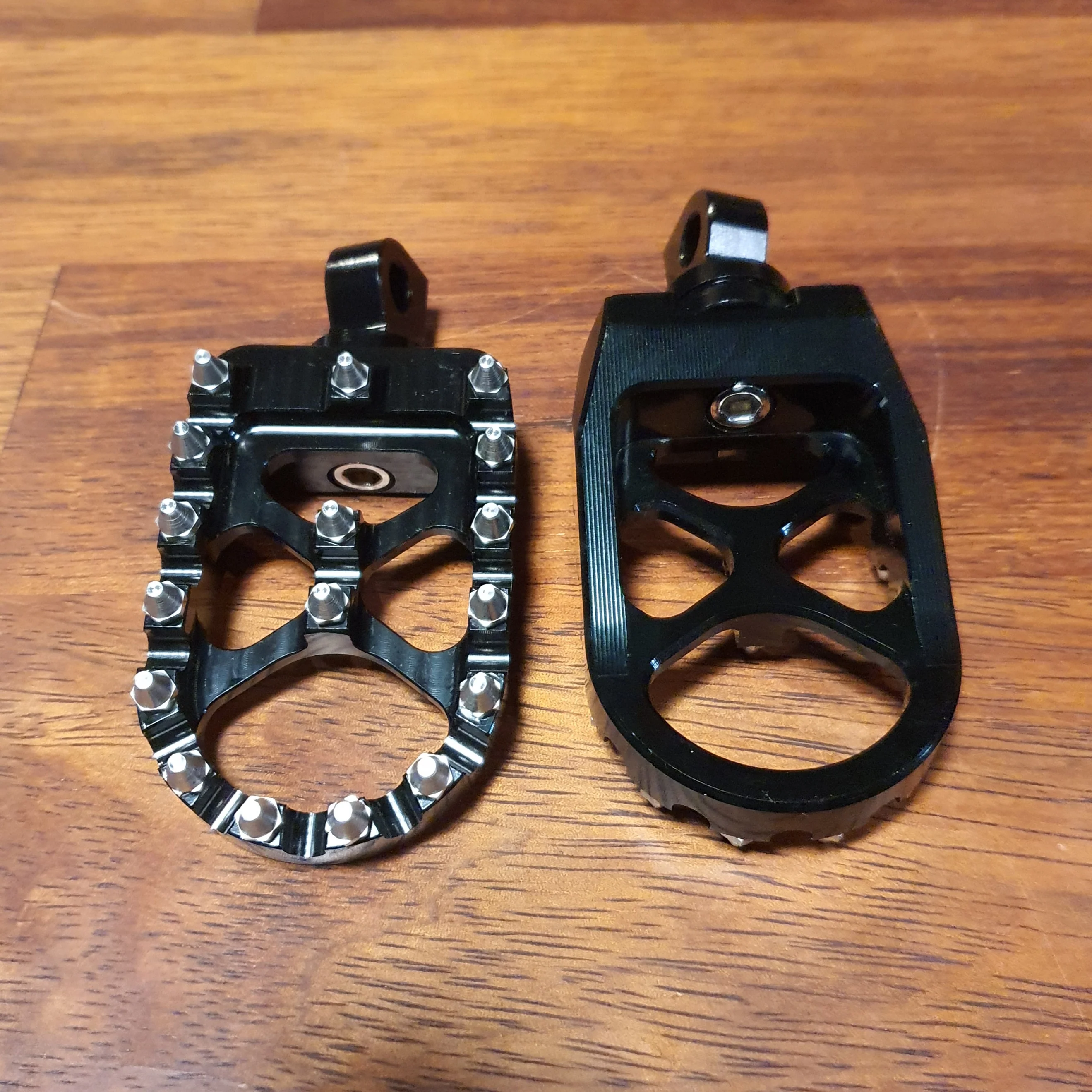 MX Style Front Foot Pegs for H-D - Image 3