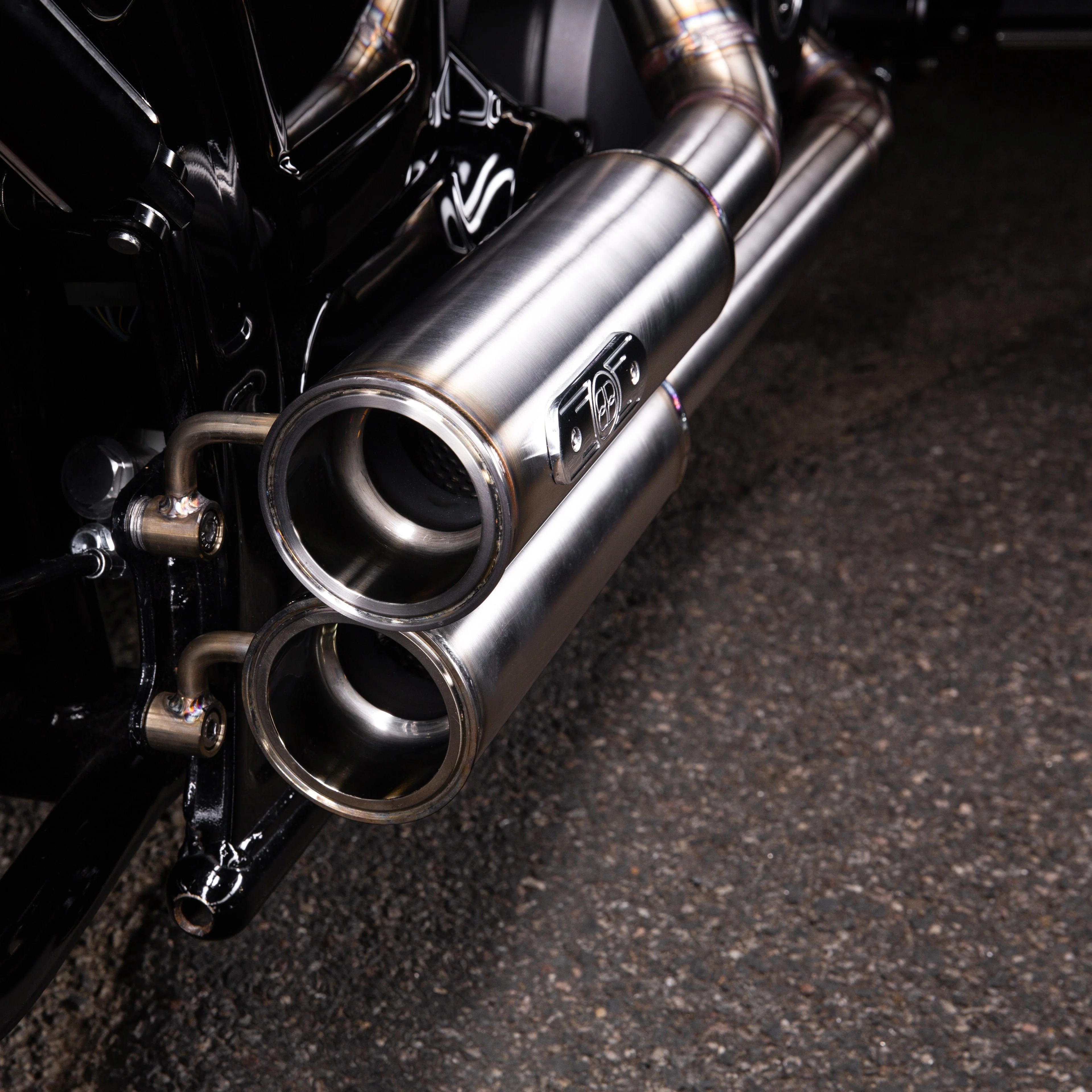 Grenade twin exhaust for Yamaha V-Star XVS650 V2.0 - Image 4