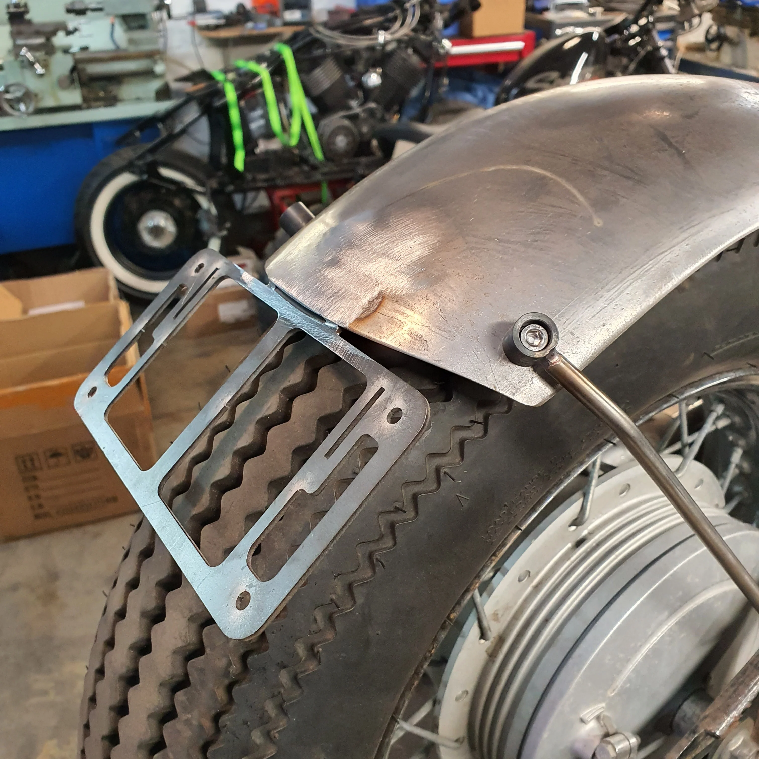Yamaha XVS650 V-star - Rear Fender w/ struts and license plate - Image 3