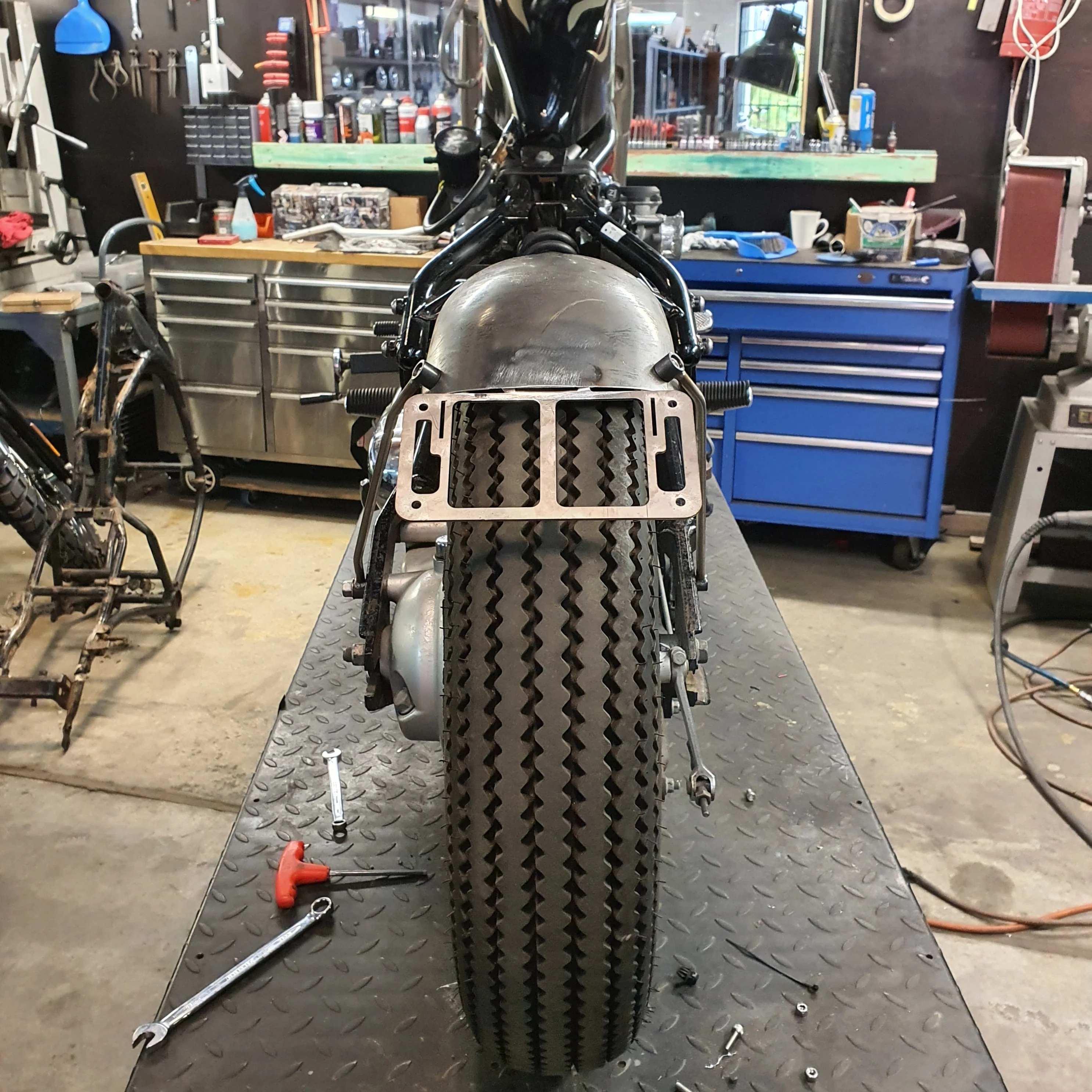 Yamaha XVS650 V-star - Rear Fender w/ struts and license plate - Image 4